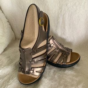 Clark’s brand women’s sandals in a bronze metallic color. Size 6 1/2, leather.